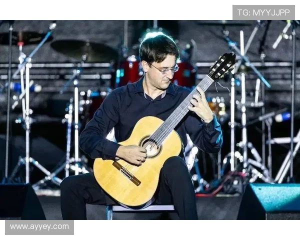 足球明星吉他秀精彩集锦全景视频分享让你领略音乐与运动的完美结合 足球明星吉他秀精彩集锦全景视频分享让你领略音乐与运动的完美结合